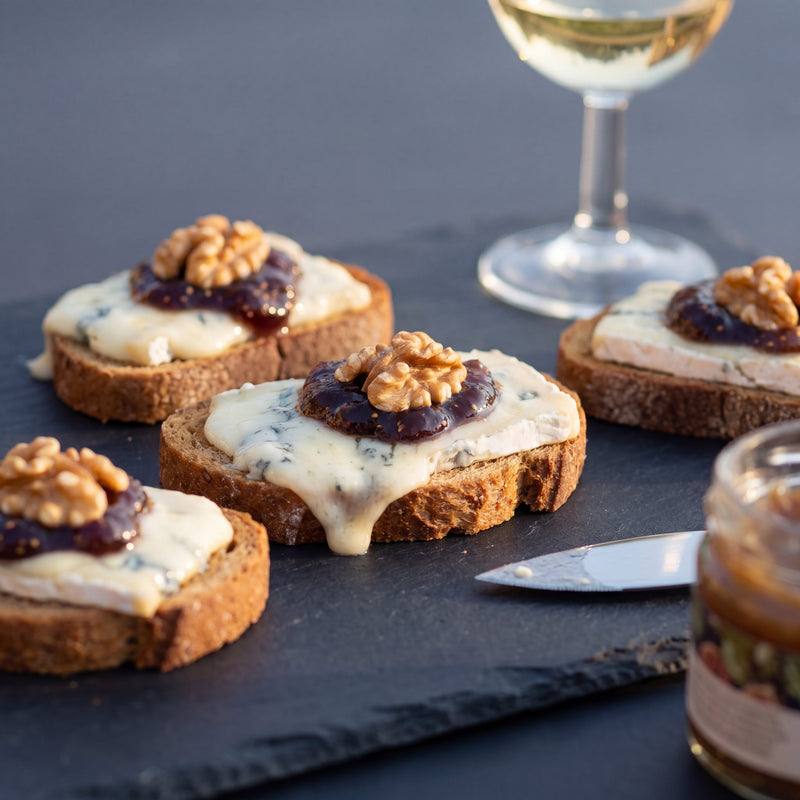 Crostini con Gorgonzola e Confettura di Fichi plated, with the Gusta fig preserve alongside