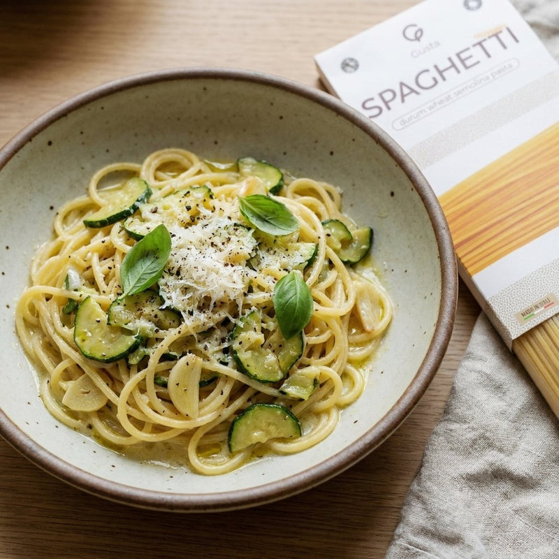 Pasta con Zucchine plated with Gusta Spaghetti Pasta alongside